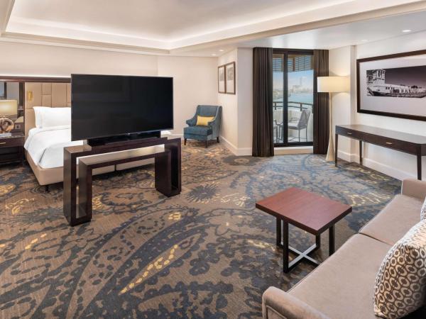 Radisson Blu Hotel, Dubai Deira Creek : photo 1 de la chambre grande suite avec accès au salon - comprend une navette gratuite pour kite beach, dubai mall / burj khalifa - vue sur crique