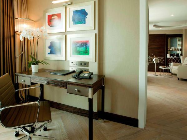 Radisson Blu Hotel Istanbul Pera : photo 4 de la chambre suite avec terrasse - vue sur corne d'or