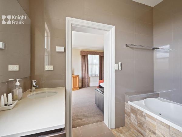 Clydesdale Manor : photo 4 de la chambre suite lit queen-size avec baignoire spa - 4