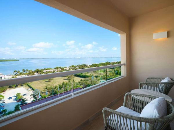 Wyndham Grand Cancun All Inclusive Resort & Villas : photo 4 de la chambre superior king room with lagoon view - non-smoking