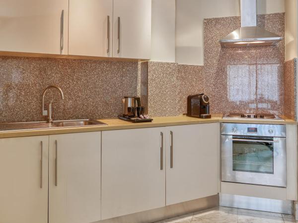 ADAM Hotel Suites : photo 3 de la chambre suite supérieure lit king-size - vue sur lac