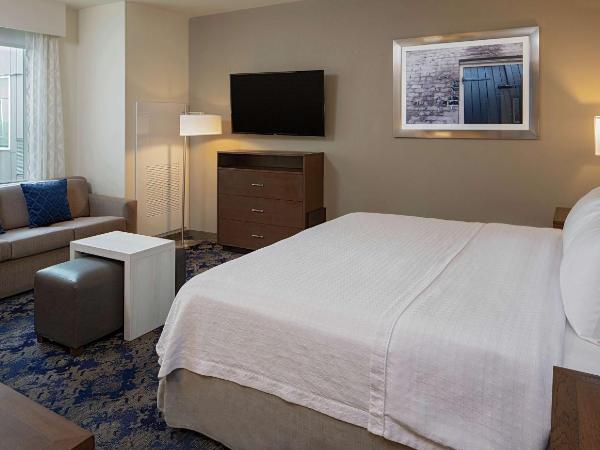 Homewood Suites By Hilton New Orleans French Quarter : photo 1 de la chambre suite lit king-size - vue sur cour - adaptée aux personnes malentendantes