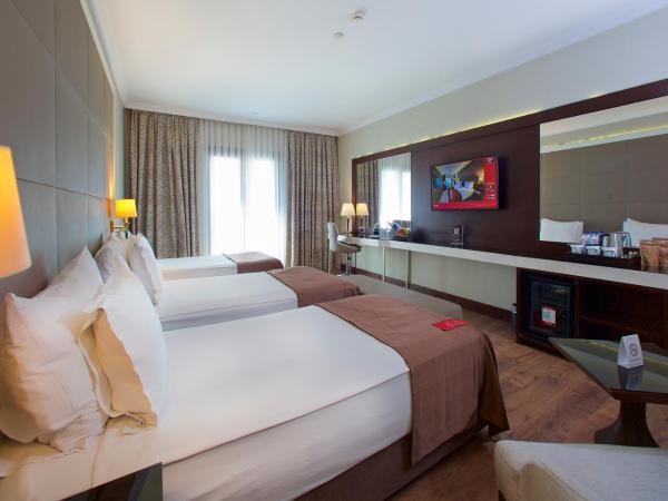 Ramada by Wyndham Istanbul Merter : photo 3 de la chambre chambre lits jumeaux standard avec 3 lits jumeaux - non-fumeurs