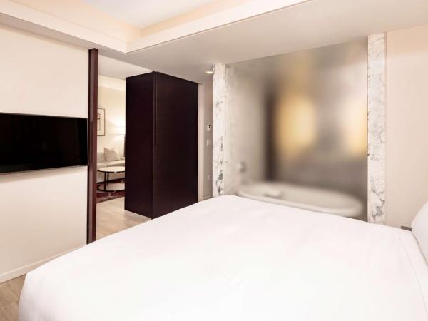 Hilton Club West 57th Street New York : photo 2 de la chambre suite plus lit king-size avec canapé-lit