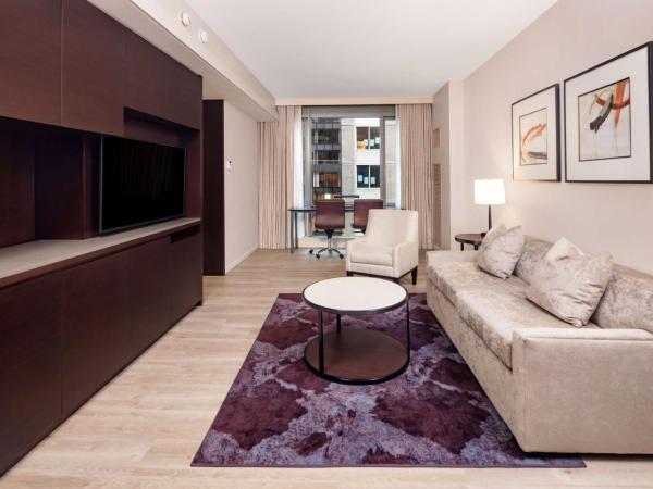 Hilton Club West 57th Street New York : photo 1 de la chambre suite plus lit king-size avec canapé-lit