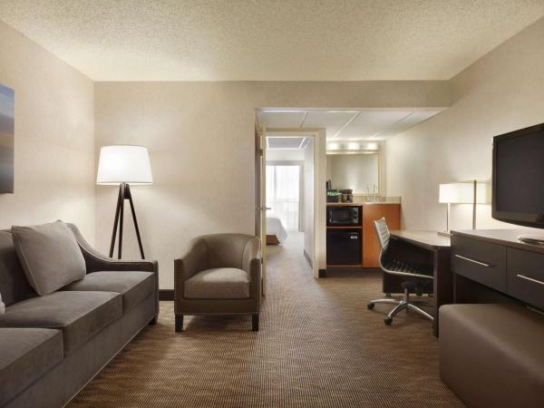 Embassy Suites by Hilton Oklahoma City Will Rogers Airport : photo 2 de la chambre suite 2 pièces avec lit king-size - non-fumeurs