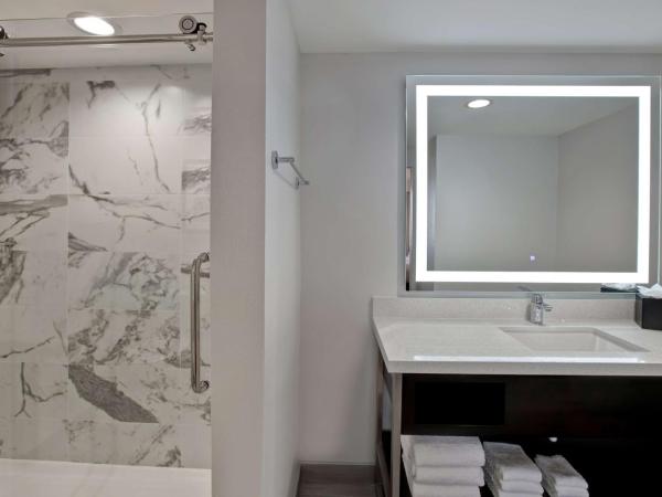 Embassy Suites By Hilton Oklahoma City Northwest : photo 10 de la chambre suite lit king-size 2 chambres