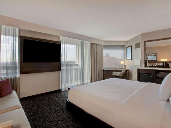 Embassy Suites By Hilton Oklahoma City Northwest : photo 1 de la chambre studio lit king-size avec balcon