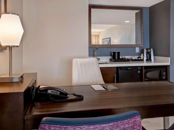 Embassy Suites By Hilton Oklahoma City Northwest : photo 2 de la chambre suite lit king-size 2 chambres