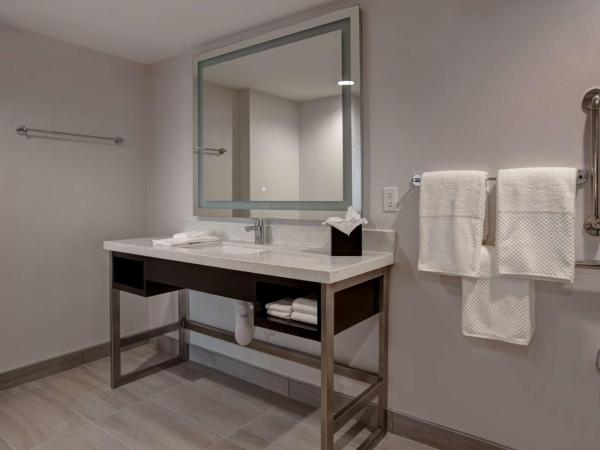 Embassy Suites By Hilton Oklahoma City Northwest : photo 4 de la chambre one-bedroom king suite with roll-in shower - mobility access/non-smoking