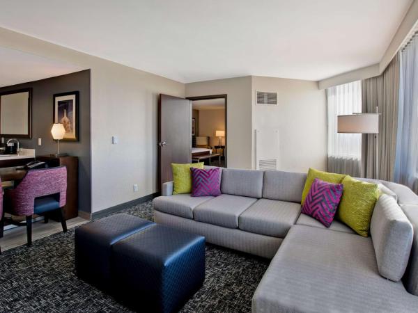 Embassy Suites By Hilton Oklahoma City Northwest : photo 1 de la chambre suite d’angle lit king-size