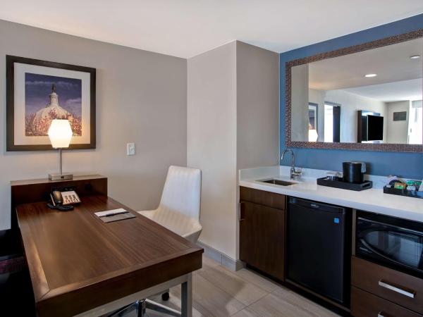 Embassy Suites By Hilton Oklahoma City Northwest : photo 3 de la chambre suite lit king-size 2 chambres