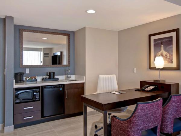 Embassy Suites By Hilton Oklahoma City Northwest : photo 5 de la chambre suite lit king-size 2 chambres