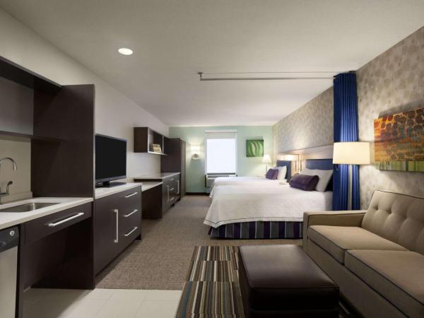 Home2 Suites by Hilton Philadelphia Convention Center : photo 1 de la chambre chambre avec 2 lits doubles - douche accessible en fauteuil roulant