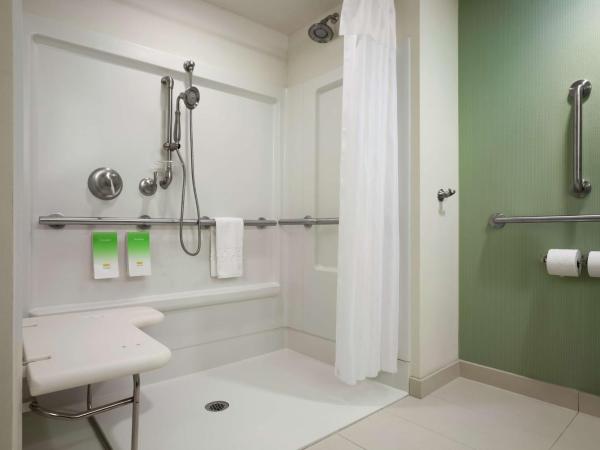 Home2 Suites by Hilton Philadelphia Convention Center : photo 2 de la chambre chambre avec 2 lits doubles - douche accessible en fauteuil roulant