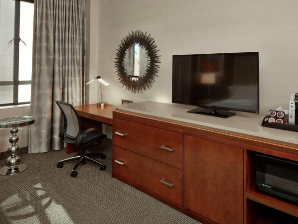 Hilton Garden Inn Phoenix Downtown : photo 1 de la chambre chambre lit king-size avec douche accessible en fauteuil roulant - adaptée aux personnes à mobilité réduite