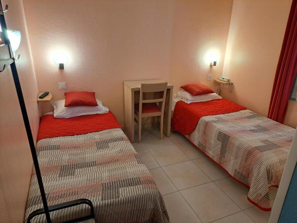 Hôtel Beauséjour : photo 1 de la chambre chambre lits jumeaux avec salle de bains privative