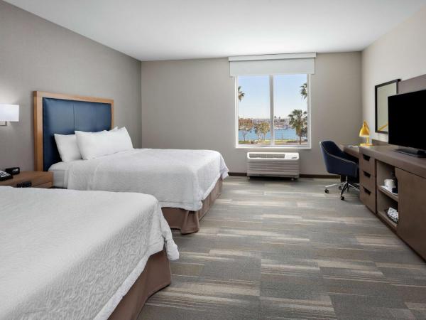 Hampton Inn & Suites San Diego Airport Liberty Station : photo 1 de la chambre queen room with two queen beds and bath tub - water view/disability access