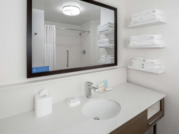 Hampton Inn & Suites San Diego Airport Liberty Station : photo 1 de la chambre chambre 2 lits queen-size - vue sur eau - adaptée aux personnes malentendantes