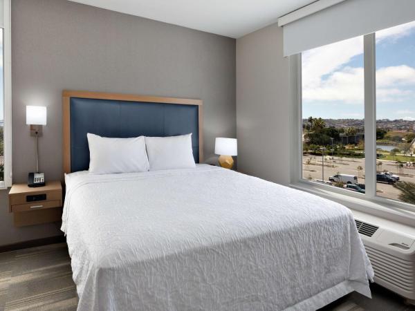 Hampton Inn & Suites San Diego Airport Liberty Station : photo 1 de la chambre suite studio lit king-size - vue sur eau