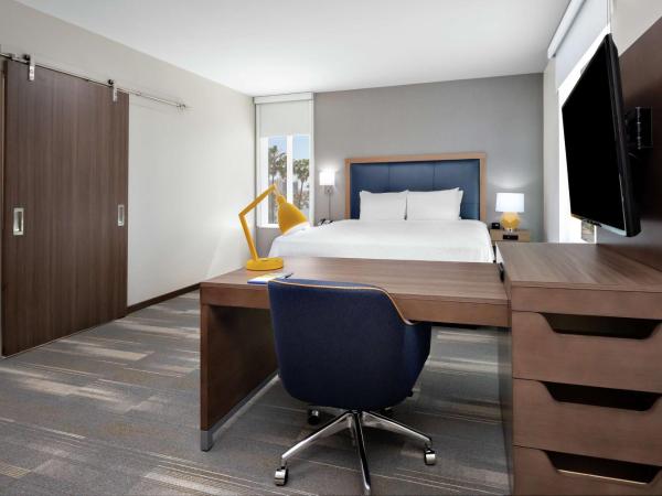 Hampton Inn & Suites San Diego Airport Liberty Station : photo 3 de la chambre suite studio lit king-size - vue sur eau
