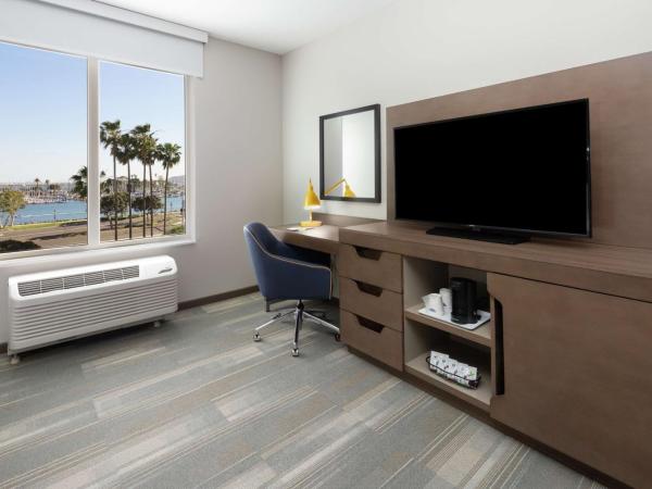 Hampton Inn & Suites San Diego Airport Liberty Station : photo 3 de la chambre queen room with two queen beds and bath tub - water view/disability access