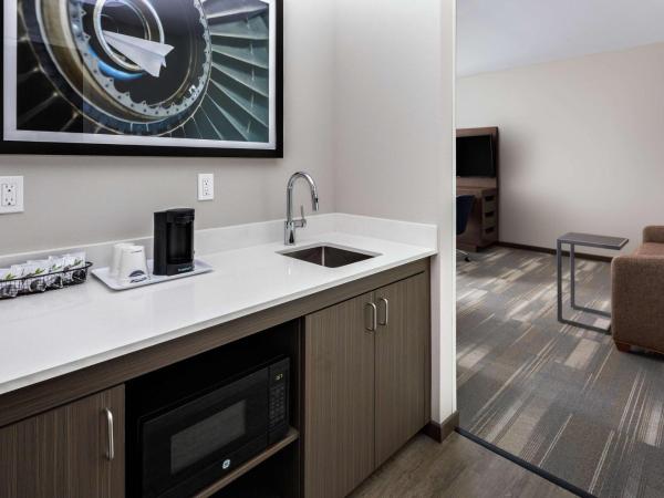 Hampton Inn & Suites San Diego Airport Liberty Station : photo 4 de la chambre suite studio lit king-size - vue sur eau