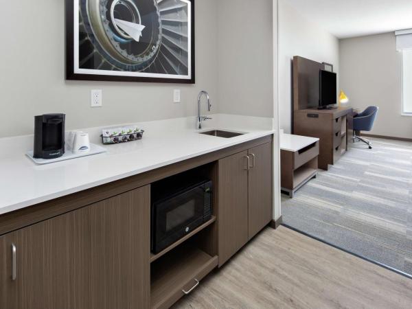 Hampton Inn & Suites San Diego Airport Liberty Station : photo 4 de la chambre suite lit king-size - adaptée aux personnes malentendantes