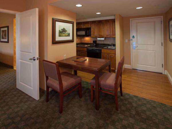 Homewood Suites by Hilton San Antonio North : photo 1 de la chambre suite pour personnes à mobilité réduite avec 2 lits queen-size et douche accessible en fauteuil roulant - non-fumeurs