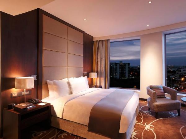 Hilton Jaipur : photo 5 de la chambre chambre lit king-size - vue sur montagne