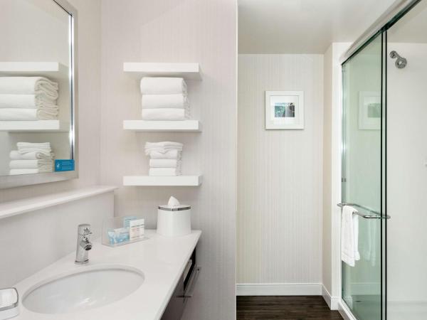 Hampton Inn & Suites by Hilton Seattle/Northgate : photo 4 de la chambre chambre lit king-size - non-fumeurs