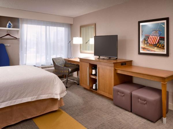 Hampton Inn Salt Lake City Downtown : photo 1 de la chambre chambre lit king-size avec canapé-lit