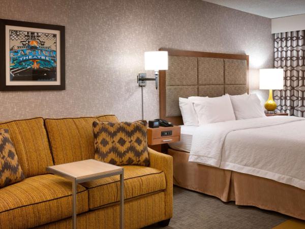 Hampton Inn Salt Lake City Downtown : photo 2 de la chambre chambre lit king-size avec canapé-lit