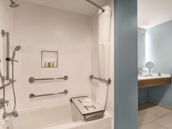 DoubleTree by Hilton Tampa Rocky Point Waterfront : photo 1 de la chambre chambre lit king-size avec baignoire - adaptée aux personnes à mobilité réduite