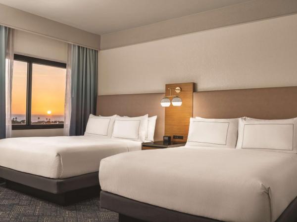 DoubleTree by Hilton Tampa Rocky Point Waterfront : photo 1 de la chambre chambre avec 2 lits queen-size - vue sur coucher du soleil