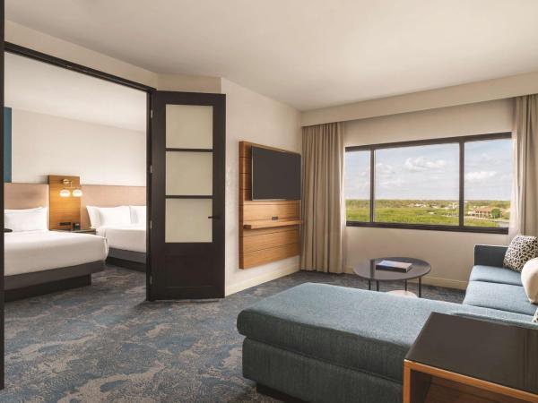 DoubleTree by Hilton Tampa Rocky Point Waterfront : photo 2 de la chambre suite avec 2 lits queen-size et canapé-lit