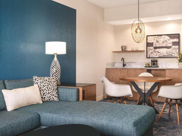 DoubleTree by Hilton Tampa Rocky Point Waterfront : photo 1 de la chambre suite lit king-size avec canapé-lit