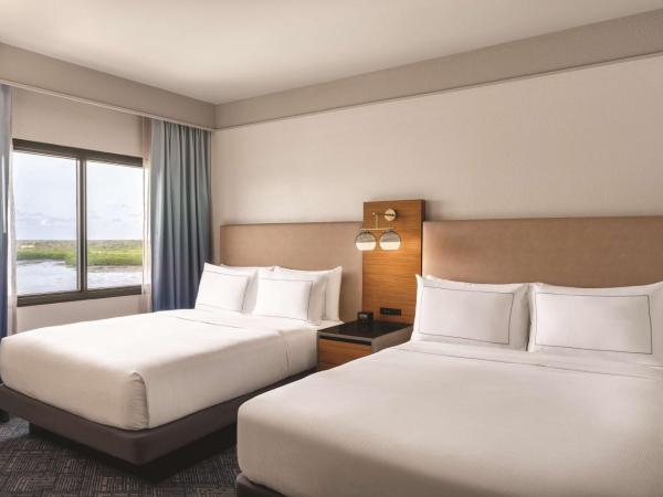 DoubleTree by Hilton Tampa Rocky Point Waterfront : photo 2 de la chambre chambre 2 lits queen-size - vue sur la baie/la piscine