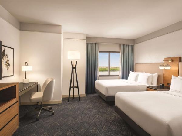 DoubleTree by Hilton Tampa Rocky Point Waterfront : photo 3 de la chambre chambre 2 lits queen-size - vue sur la baie/la piscine