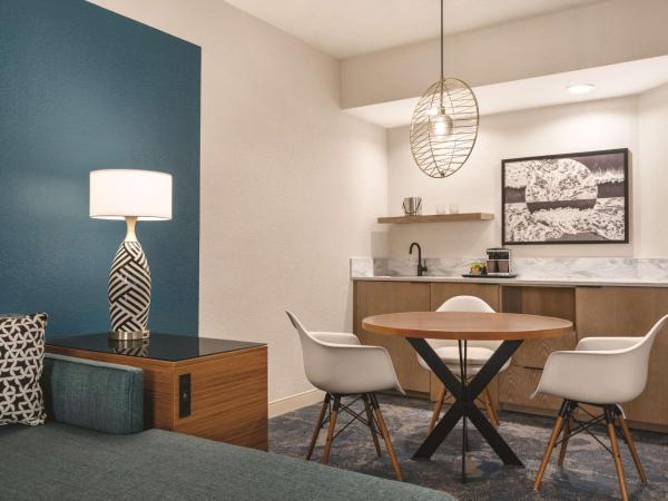 DoubleTree by Hilton Tampa Rocky Point Waterfront : photo 2 de la chambre suite lit king-size avec canapé-lit