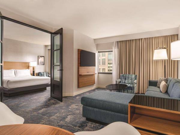 DoubleTree by Hilton Tampa Rocky Point Waterfront : photo 4 de la chambre suite lit king-size avec canapé-lit