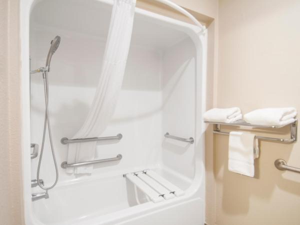 Days Inn & Suites by Wyndham San Antonio North/Stone Oak : photo 5 de la chambre chambre lit king-size avec baignoire - adaptée aux personnes à mobilité réduite - non-fumeurs