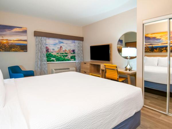 Days Inn & Suites by Wyndham San Antonio North/Stone Oak : photo 2 de la chambre chambre lit king-size avec baignoire - adaptée aux personnes à mobilité réduite - non-fumeurs