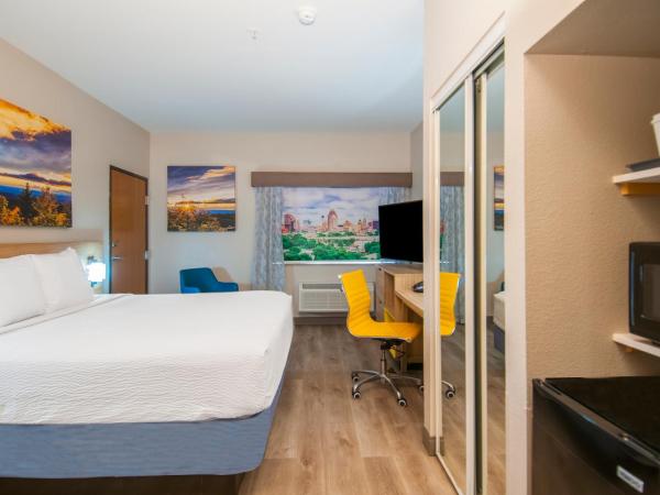 Days Inn & Suites by Wyndham San Antonio North/Stone Oak : photo 3 de la chambre chambre lit king-size avec baignoire - adaptée aux personnes à mobilité réduite - non-fumeurs