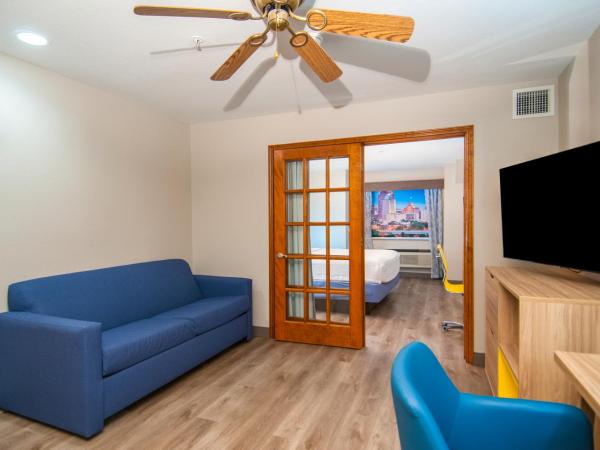 Days Inn & Suites by Wyndham San Antonio North/Stone Oak : photo 4 de la chambre suite 1 chambre lit king-size - non-fumeurs