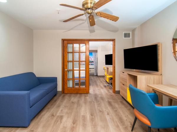 Days Inn & Suites by Wyndham San Antonio North/Stone Oak : photo 3 de la chambre suite 1 chambre lit king-size - non-fumeurs