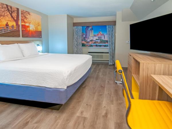 Days Inn & Suites by Wyndham San Antonio North/Stone Oak : photo 2 de la chambre suite 1 chambre lit king-size - non-fumeurs