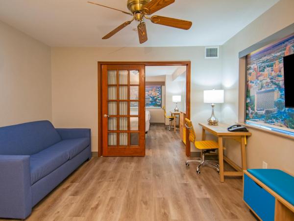 Days Inn & Suites by Wyndham San Antonio North/Stone Oak : photo 3 de la chambre suite 1 chambre avec 2 lits queen-size - non-fumeurs