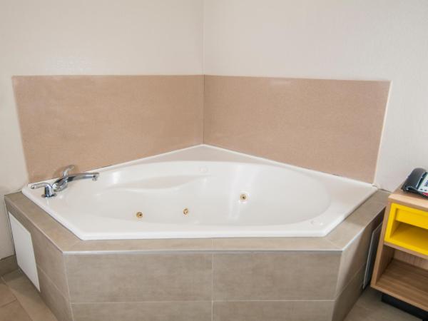Days Inn & Suites by Wyndham San Antonio North/Stone Oak : photo 4 de la chambre 1 king bed, jetted tub, non-smoking