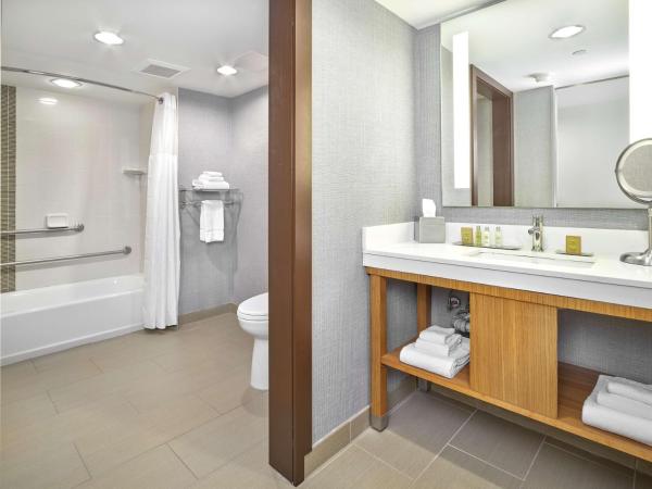 DoubleTree by Hilton Edmonton Downtown : photo 3 de la chambre chambre avec 2 lits queen-size et baignoire - accessible aux personnes à mobilité réduite